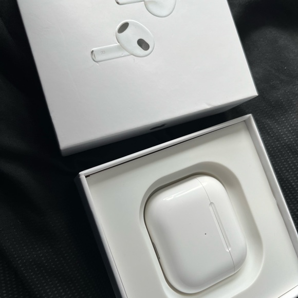 Apple White Wireless Earbuds with Charging Case